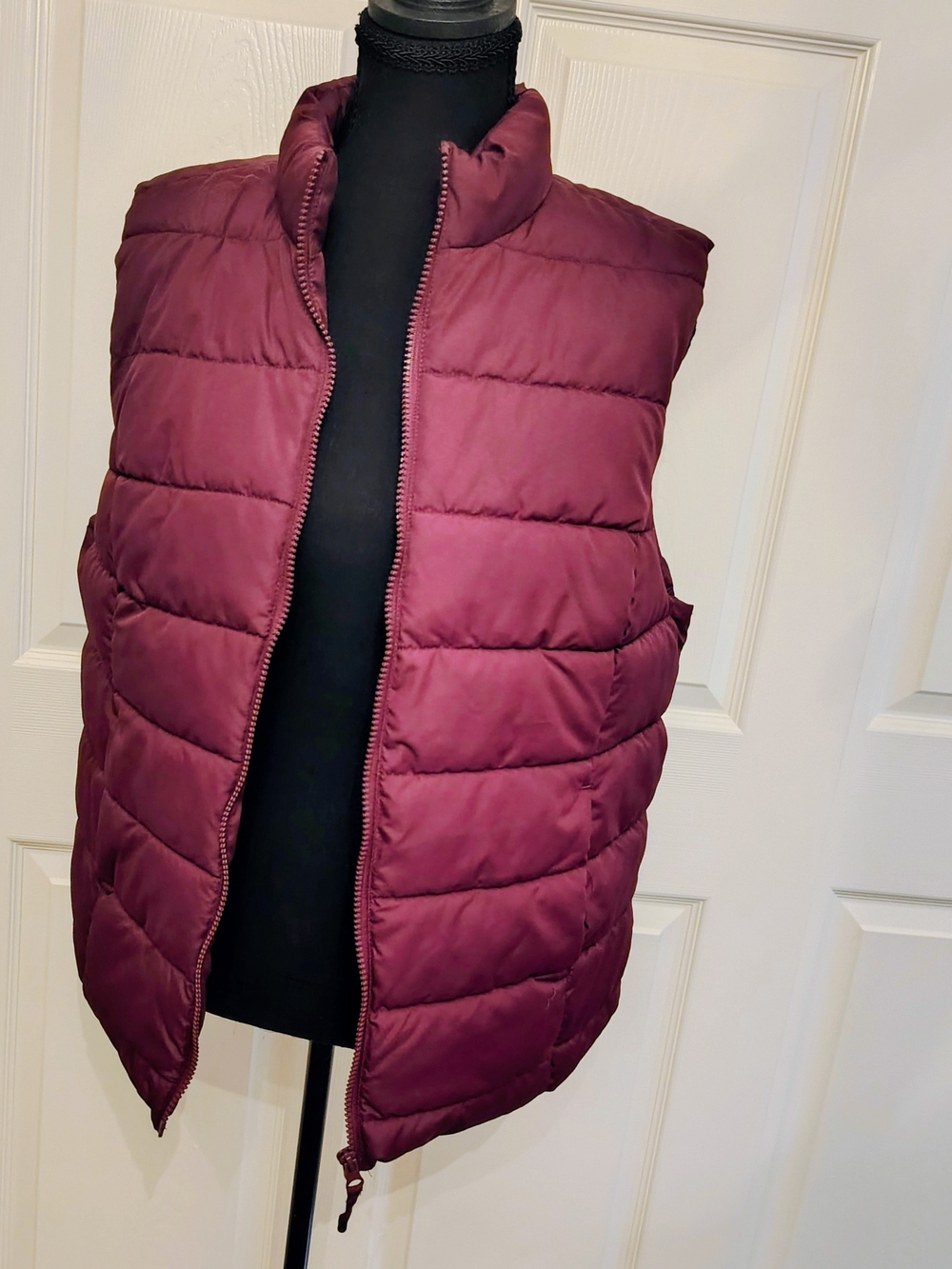 Sport Quilted Puffer Vest in Burgundy Size Medium Like New